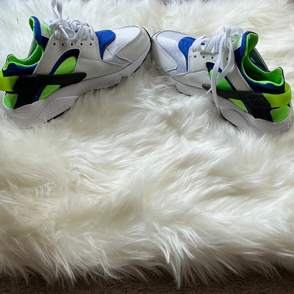Nike Kids HURACHE Sneakers in White, Blue, and Green